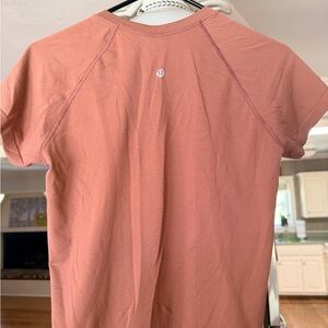 lululemon athletica women’s mauve Short Sleeve shirt